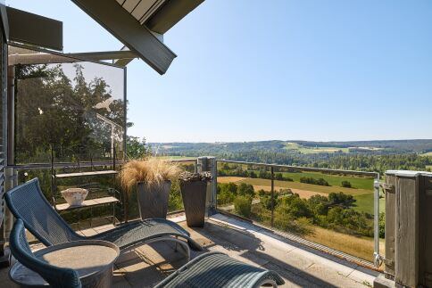 Terrasse mit Fernblick über die Schwarzwaldlandschaft