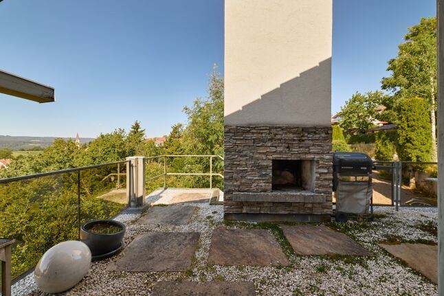 Terrasse mit offenem Aussenkamin